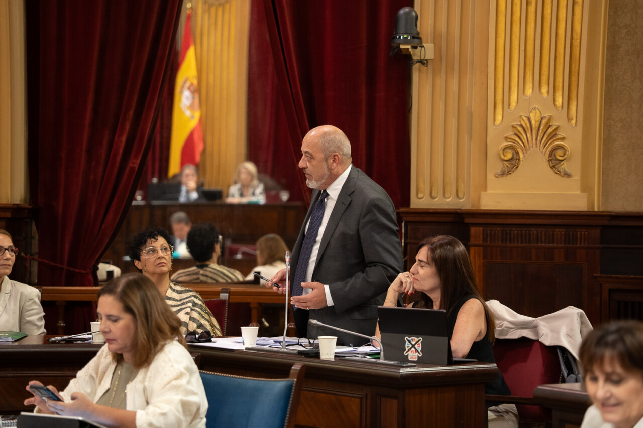 Miembros del parlamento debatiendo en una sesión formal