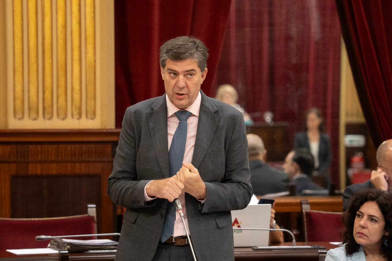Un político hablando en el parlamento durante una sesión.