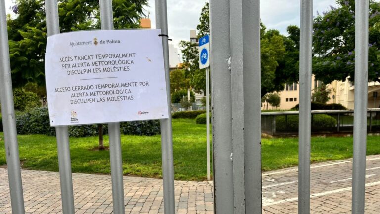 Puerta de parque cerrada con aviso de alerta meteorológica en Palma.