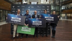 Participantes sosteniendo cheques en la VII edición de los Premios +50 Emprende