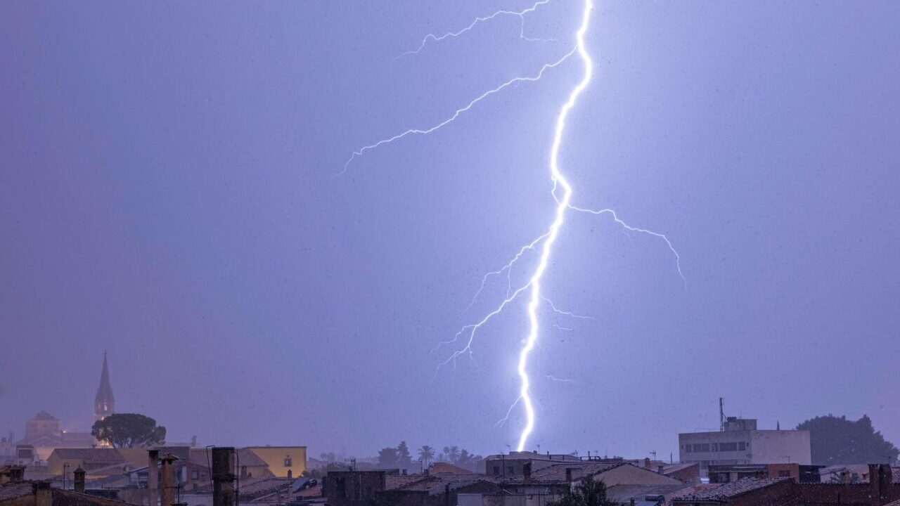 Fuertes lluvias y una tormenta eléctrica dejan una decena de incidencias en Mallorca