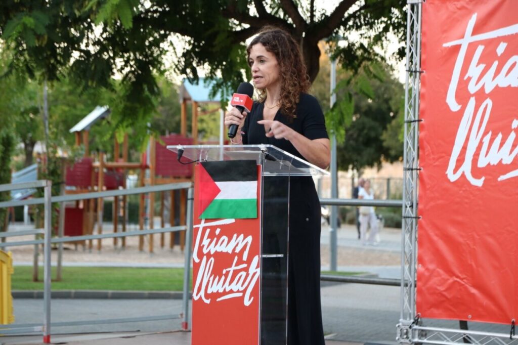 Rosario Sánchez hablando en un evento con un micrófono.