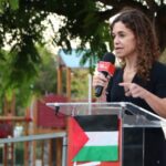 Rosario Sánchez hablando en un evento con un micrófono.