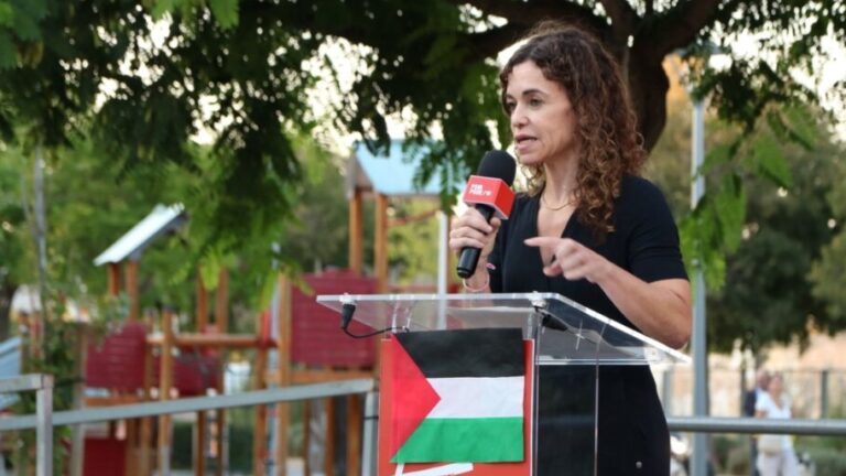 Rosario Sánchez hablando en un evento con un micrófono.