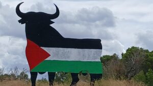 El Toro de Osborne de Algaida amanece pintado con una bandera de Palestina