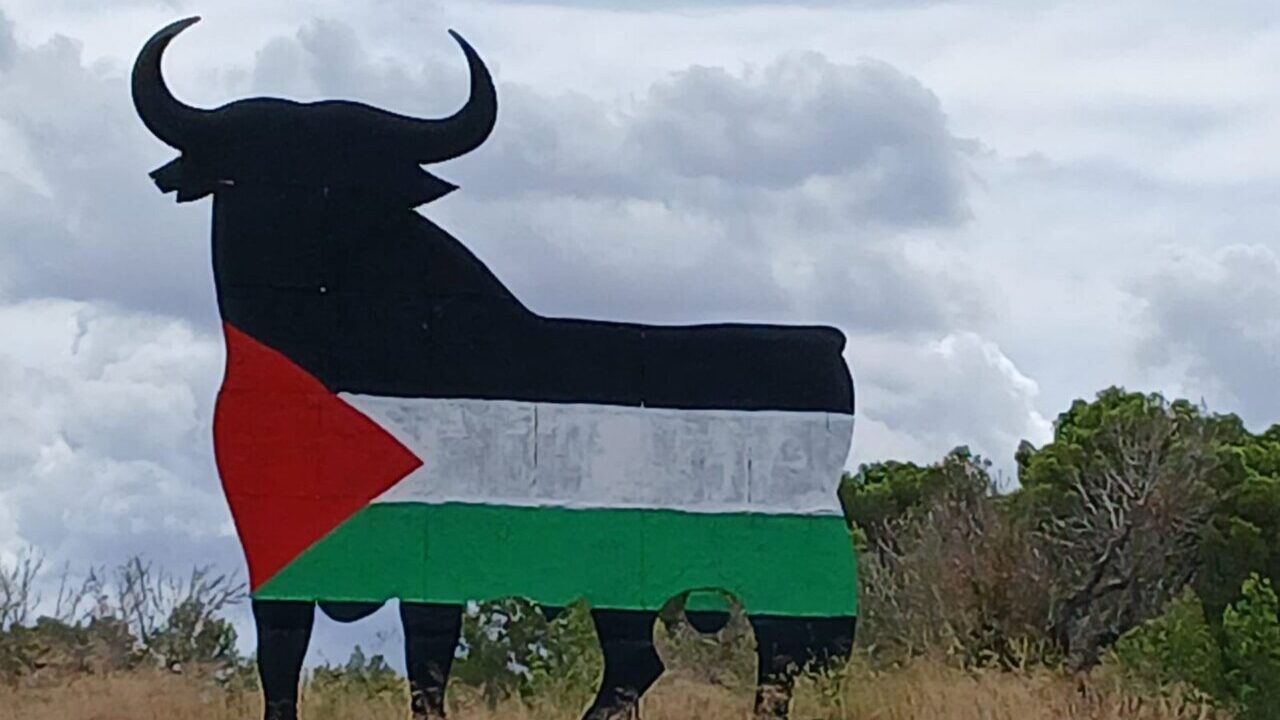 El Toro de Osborne de Algaida amanece pintado con una bandera de Palestina