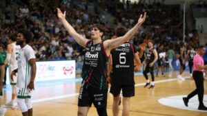 Xabi Beraza celebra en la cancha durante un partido de baloncesto.