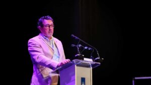 Ponente hablando en el Auditorio de Peguera durante el evento Calvià Destino Revenue