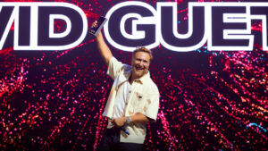 David Guetta celebrando su premio como DJ número uno del mundo
