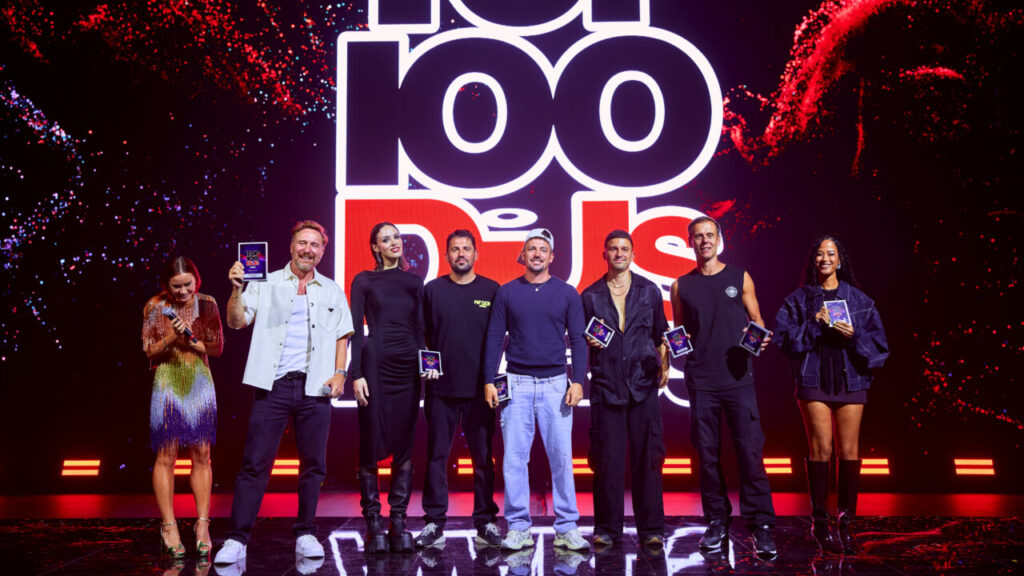 David Guetta y otros DJs en la ceremonia de DJ Mag Top 100 en Ibiza.