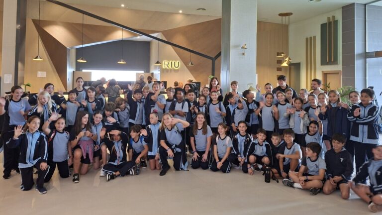 Grupo de alumnos en el hotel Riu Playa Park durante una visita educativa.