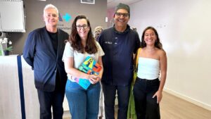 Representantes de ADEMA y Amaranta en clínica universitaria