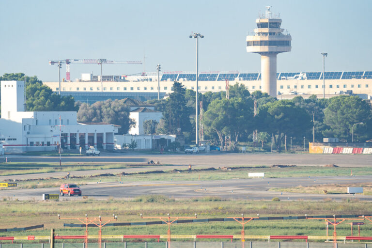 Vista del aeropuerto de San Joan con torre de control y edificios