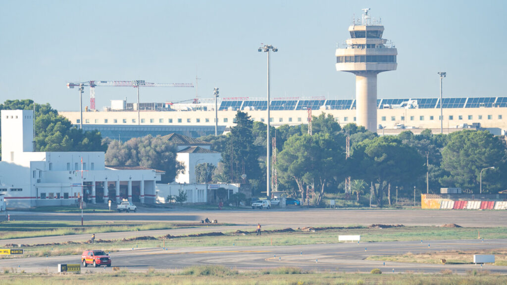 Vista del aeropuerto de San Joan con torre de control y edificios