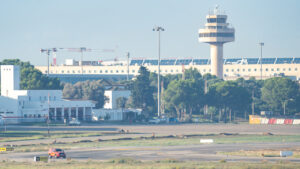 Vista del aeropuerto de San Joan con torre de control y edificios
