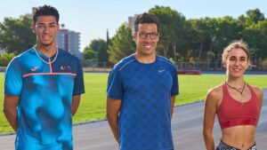 Tres deportistas locales posando en una pista de atletismo en Calvià