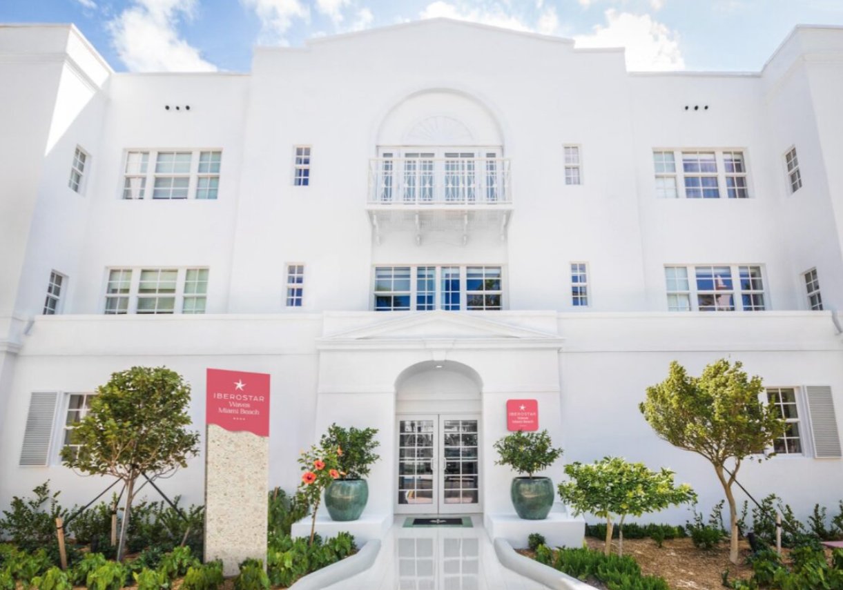 Fachada del hotel Iberostar Waves Miami Beach con vegetación