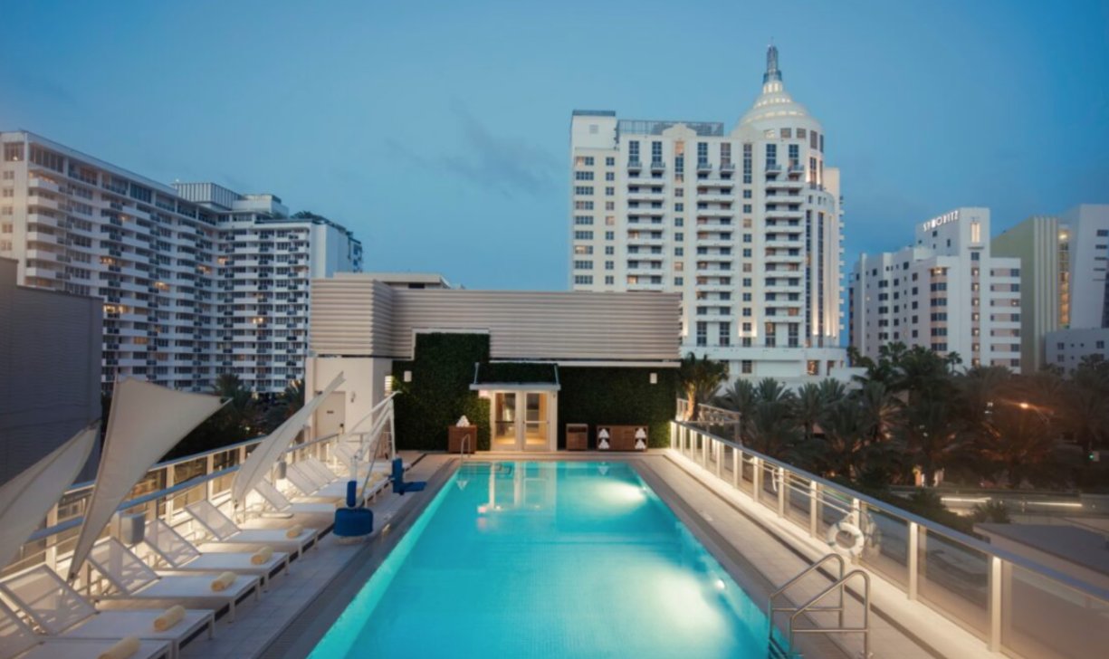 Vista de la piscina en un hotel de Iberostar en Miami