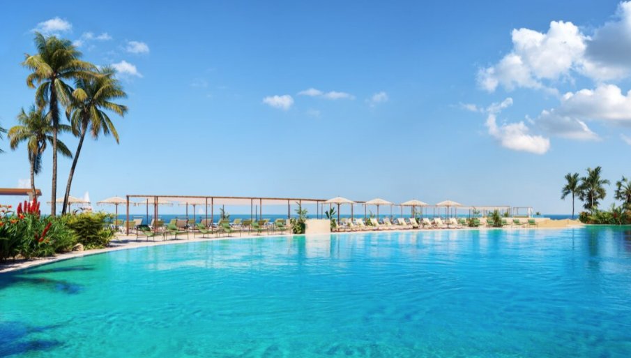 Vista de una piscina en un hotel de Iberostar frente al mar