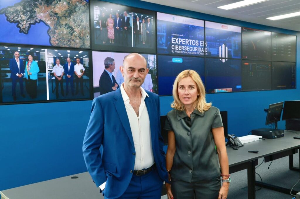Inauguración del centro de ciberseguridad de Intec en Alcobendas con dos personas en primer plano.