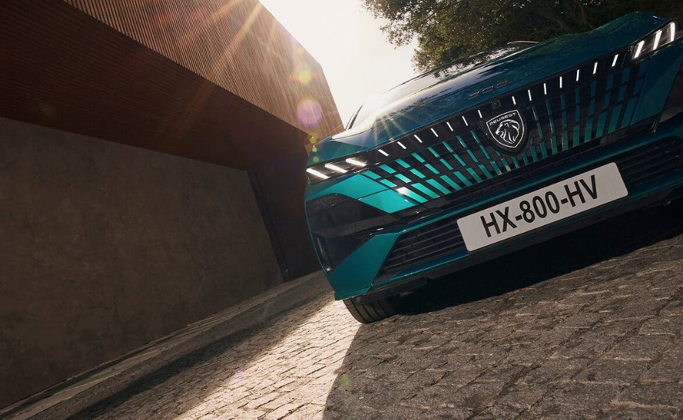 Vista frontal del nuevo Peugeot 308 en un entorno urbano moderno