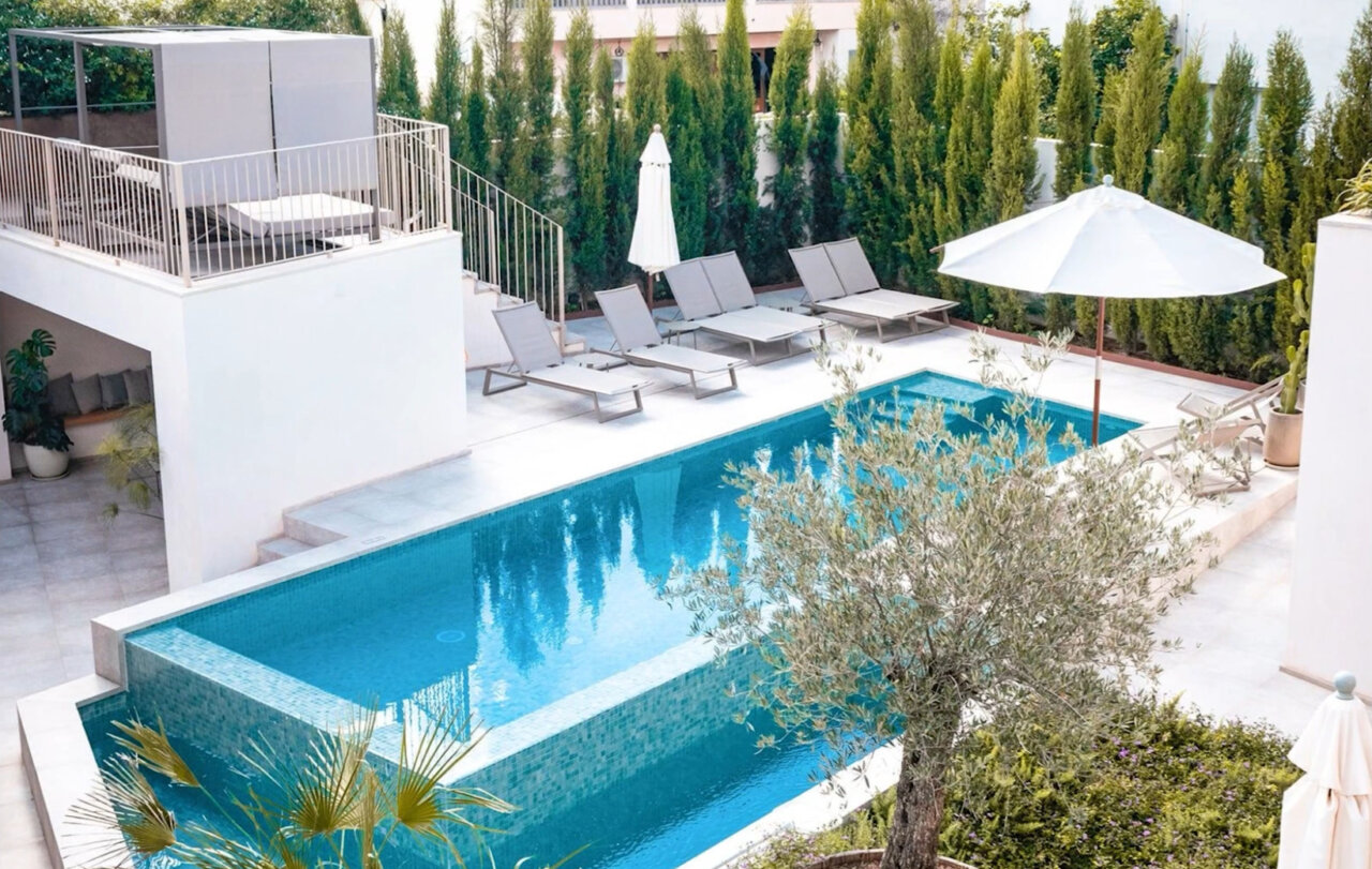 Vista de una piscina en un hotel de lujo en Mallorca