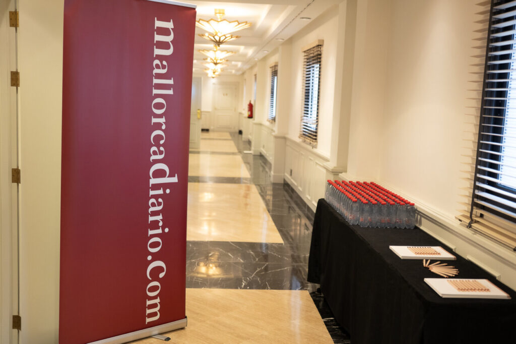 Banner de mallorcadiario y mesa con botellas de agua