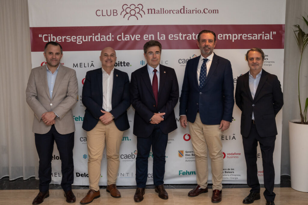 Grupo de personas en evento sobre ciberseguridad en Mallorca