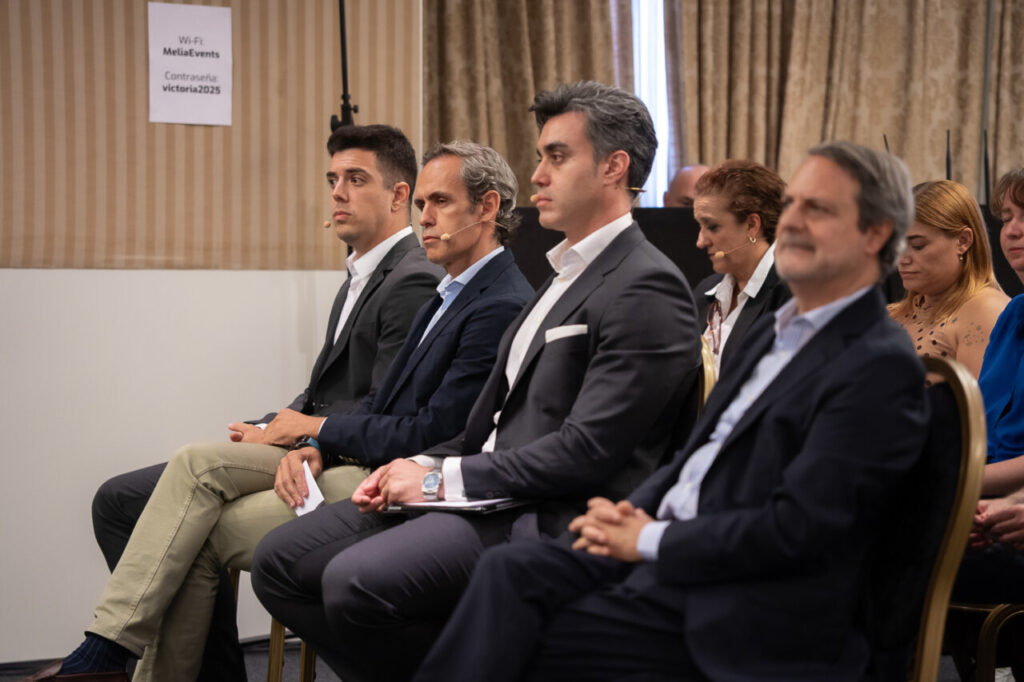 Panel de expertos en ciberseguridad durante un evento en Mallorca