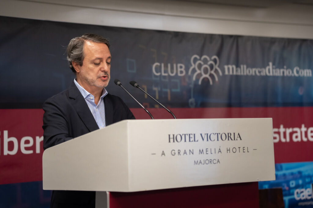 Ponente hablando en el Club Malorcadiario sobre ciberseguridad