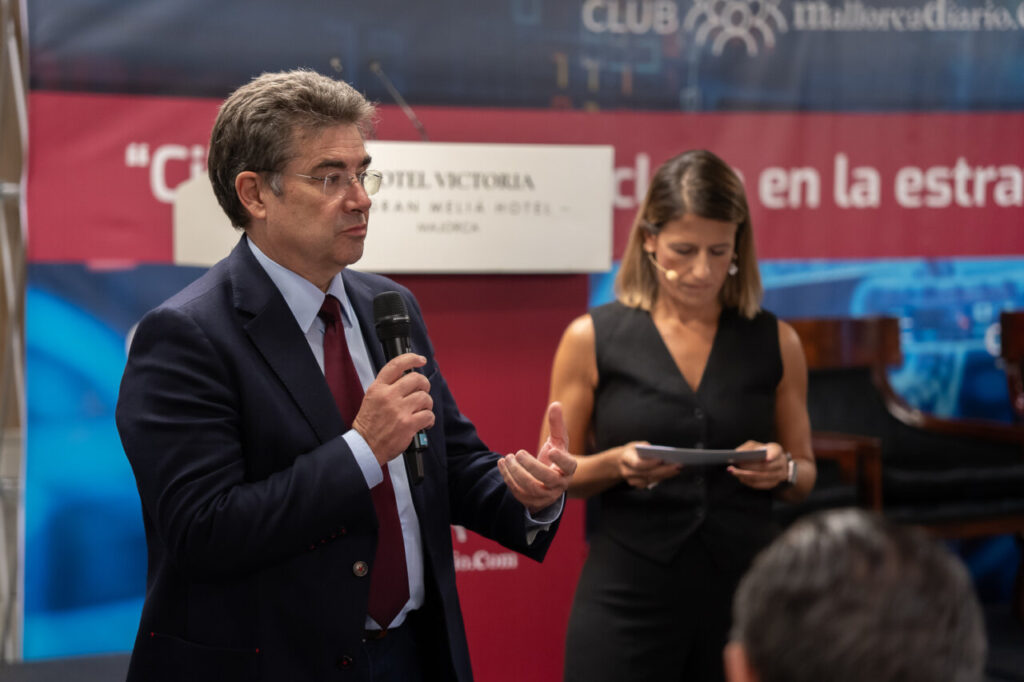 Ponente hablando sobre ciberseguridad en un evento.