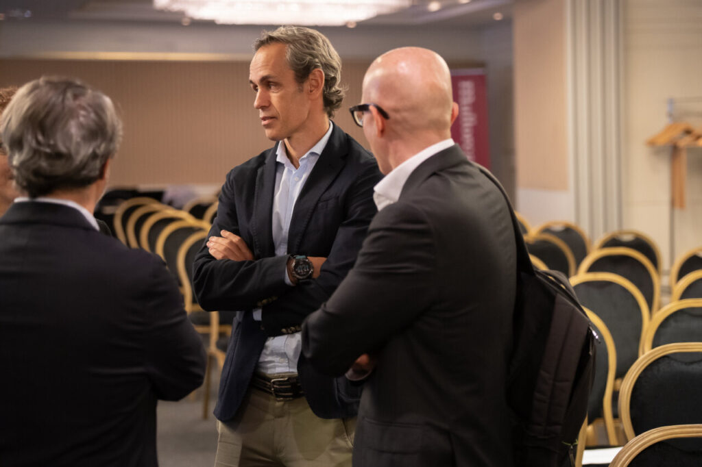 Personas conversando en un evento de ciberseguridad en Mallorca