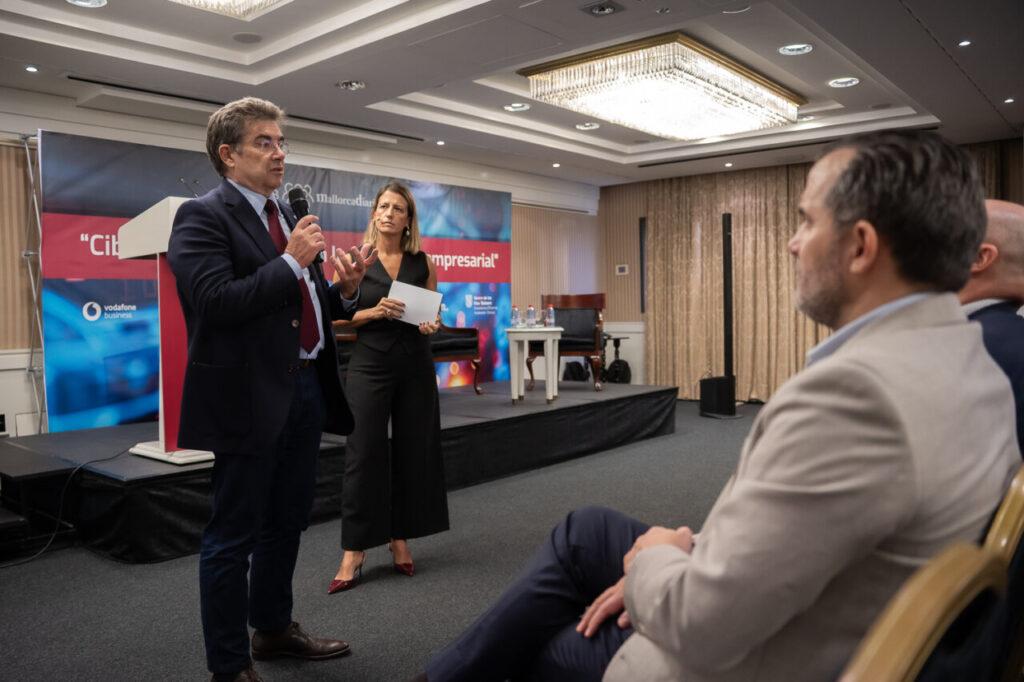 Ponente hablando en evento de ciberseguridad con audiencia