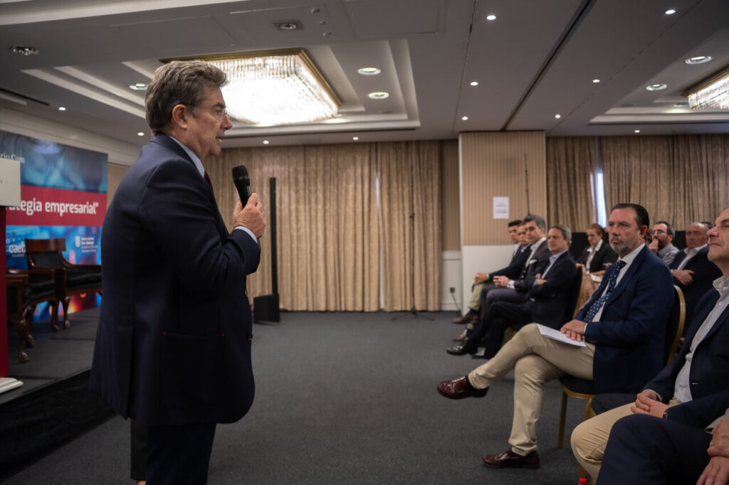 Ponente hablando en un evento de ciberseguridad en Mallorca