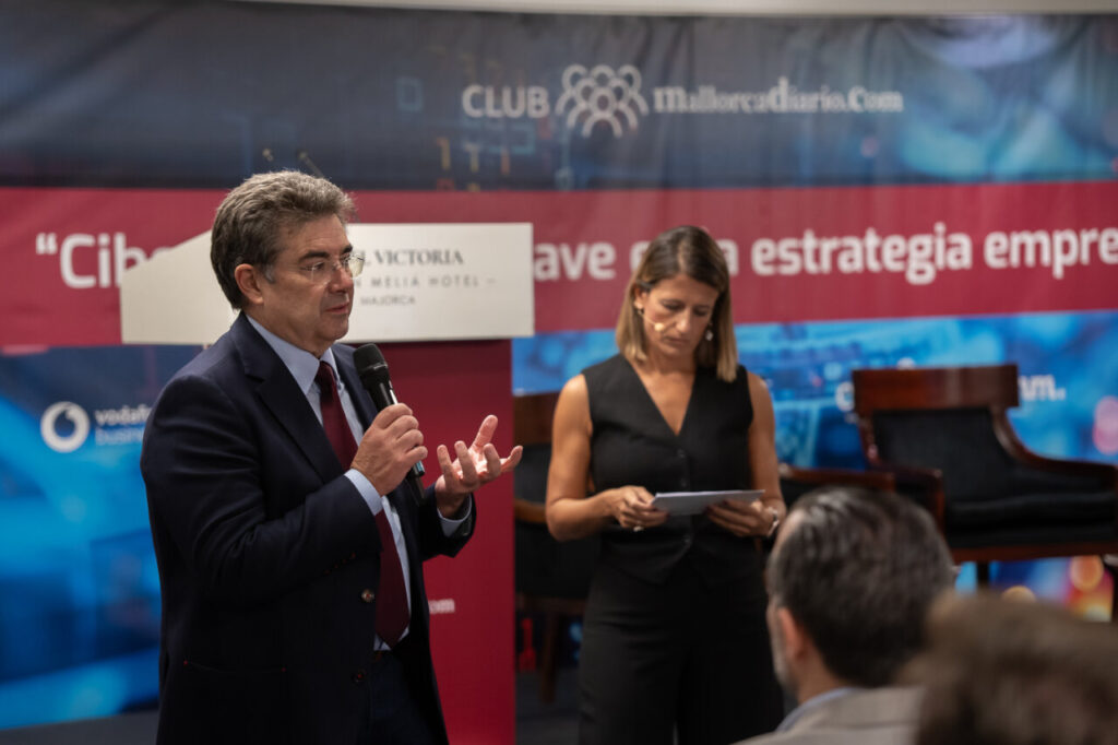 Ponente hablando en evento sobre ciberseguridad en Mallorca.