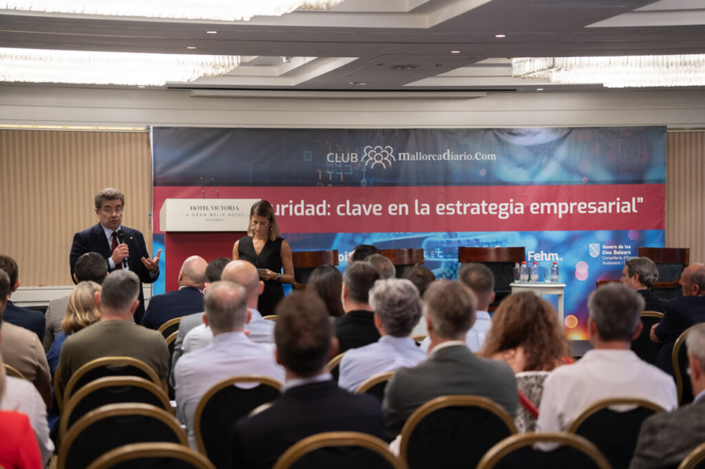Ponente hablando en evento sobre ciberseguridad en Mallorca