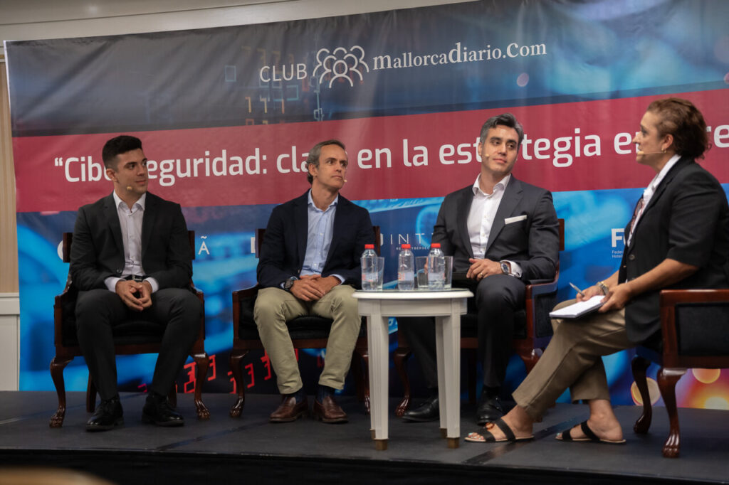 Panel de expertos discutiendo sobre ciberseguridad en un evento.