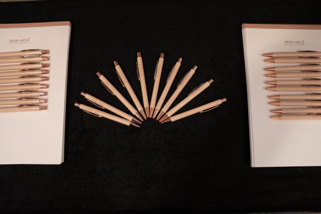 Conjunto de bolígrafos y cuadernos de Gran Meliá en un evento