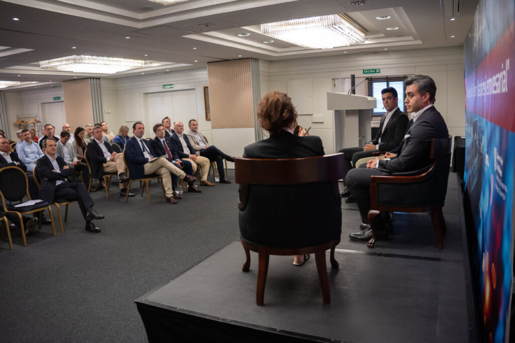 Panel de discusión sobre ciberseguridad en un evento empresarial