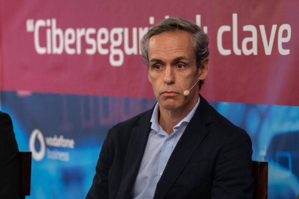 Participante en evento sobre ciberseguridad con micrófono