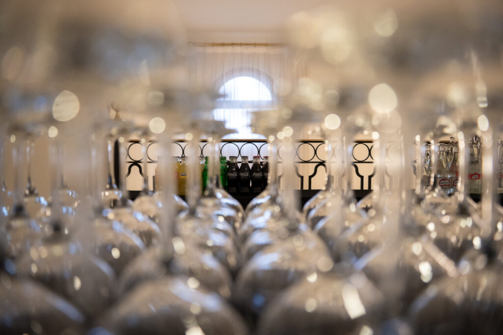 Vista de copas de cristal en un evento de ciberseguridad