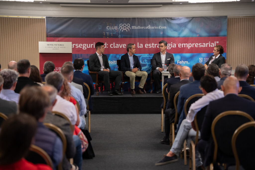 Panel de discusión sobre ciberseguridad en evento de Club Malorcadiario