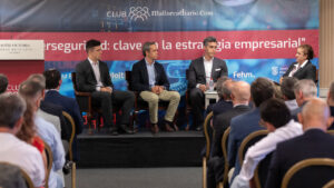 Panel de expertos discutiendo sobre ciberseguridad en un evento empresarial.