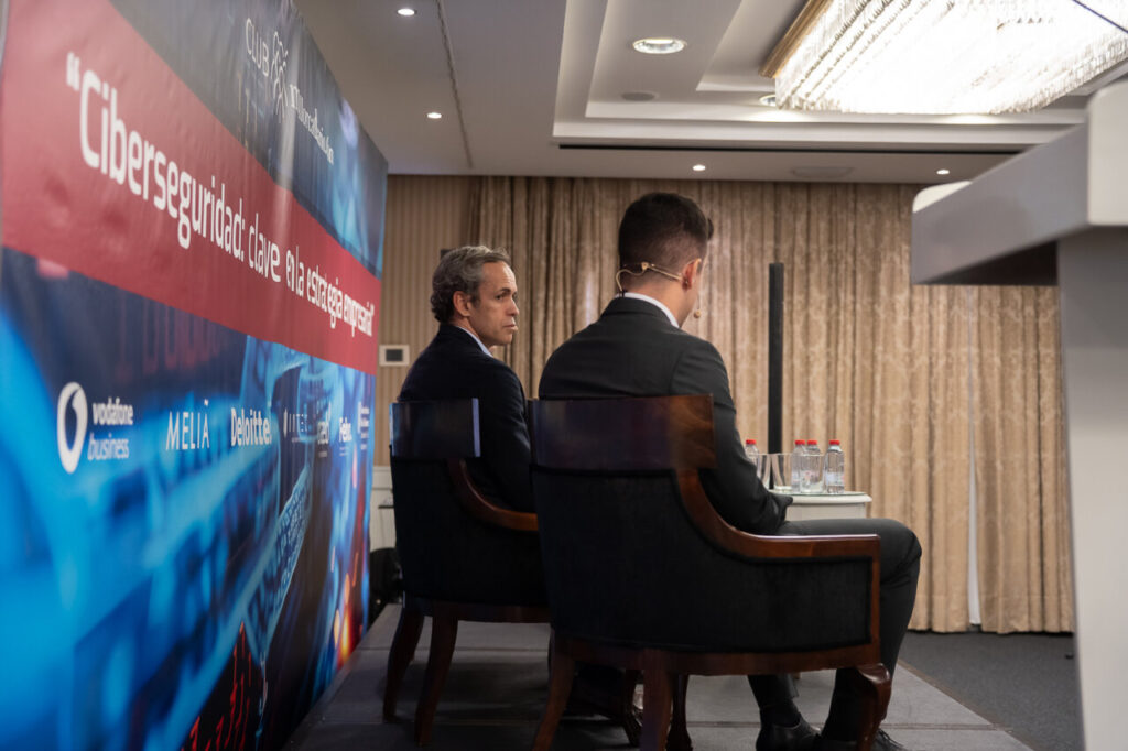 Panel de discusión sobre ciberseguridad en evento de Club Malorcadiario