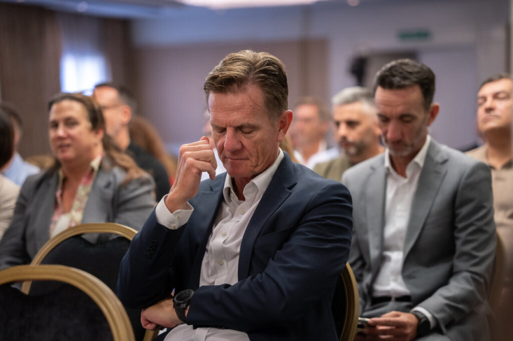 Hombres y mujeres en un evento de ciberseguridad en Mallorca.