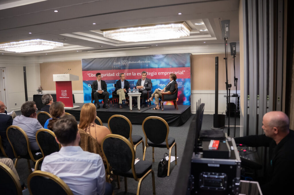 Panel de expertos discutiendo ciberseguridad en un evento
