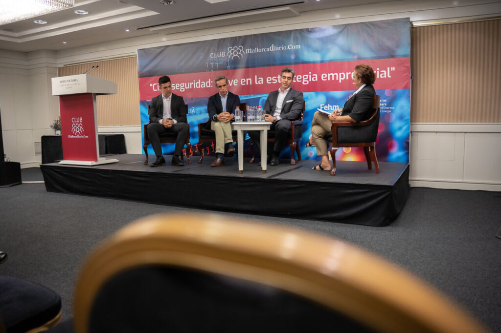Panel de expertos discutiendo ciberseguridad en un evento empresarial