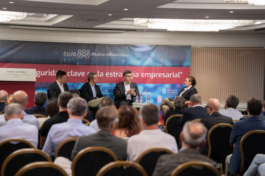 Panel de expertos discutiendo ciberseguridad en evento de Mallorca