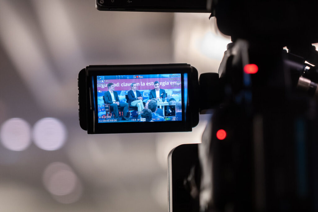 Captura de un panel de discusión sobre ciberseguridad en un evento.