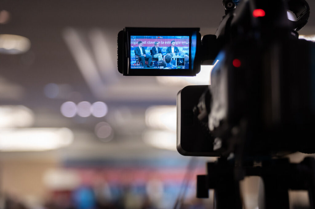 Cámara grabando un evento sobre ciberseguridad en Mallorca